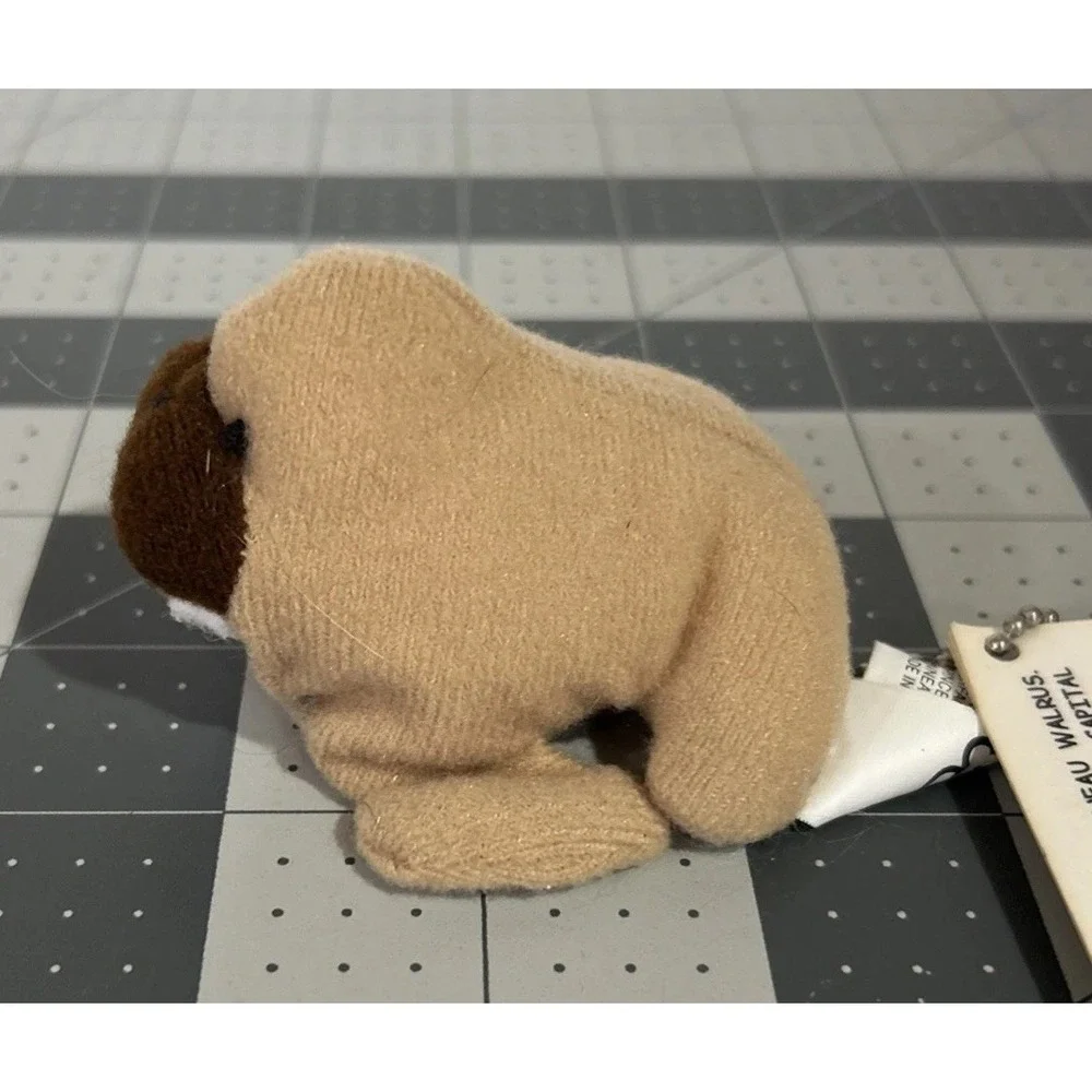 1997 WEEBEANIES COLLECTOR SERIES 1st EDITION keychain Juneau Walrus Plush w/card
